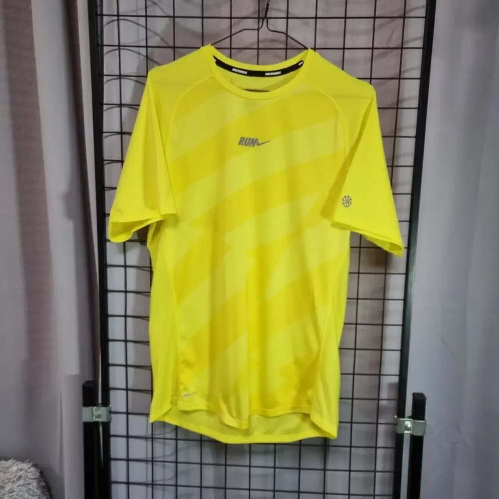 Nike Dri-FIT Men's Running Graphic T-Shirt High Voltage Yellow